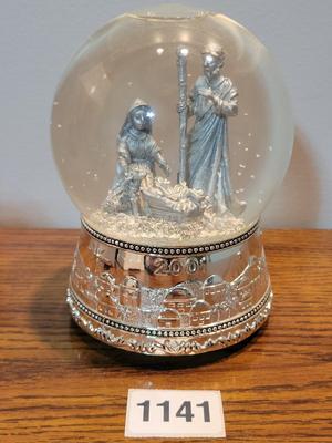Wallace Silversmith Snowglobe