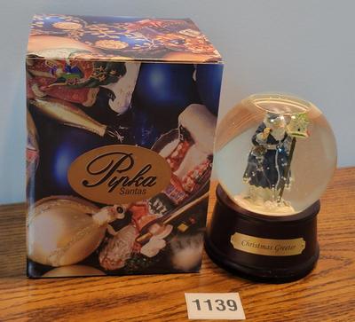 Pipka Santa SnowGlobe