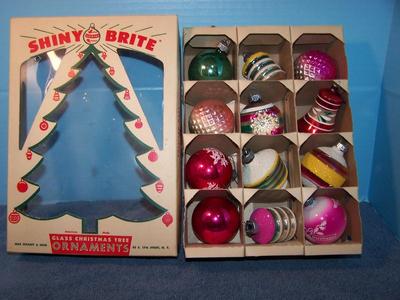 LOT 12   BEAUTIFUL VINTAGE CHRISTMAS SHINY BRITE GLASS ORNAMENTS in BOX
