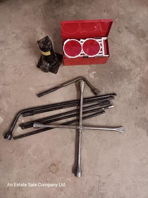 Automotive items - Small bottle jack - 4 way - metal box with reflectors