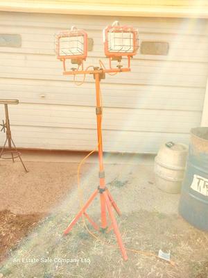 Double headed electric work light on stand