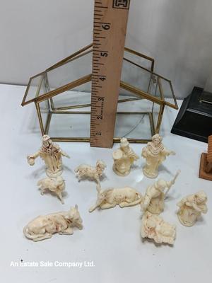 Glass barn with nativity set and plastic Michelangelo Sistine Chapel La Pieta LAPIETA