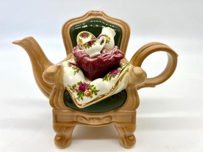 VINTAGE ROYAL ALBERT Teapot