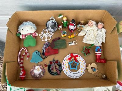 A LARGE COLLECTION OF CHRISTMAS ORNAMENTS