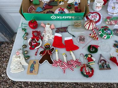 A LARGE COLLECTION OF CHRISTMAS ORNAMENTS