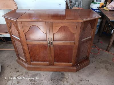 Wards Electronic Equipment Tube style turntable and radio in cabinet NON-WORKING
