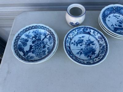 6 BLUE AND WHITE BOWLS
