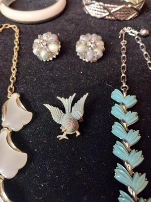 COLLECTION OF VINTAGE COSTUME JEWELRY