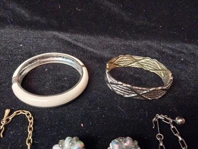 COLLECTION OF VINTAGE COSTUME JEWELRY
