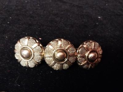 VINTAGE CLIP-ON EARRINGS, BROOCHES AND A BARETTE