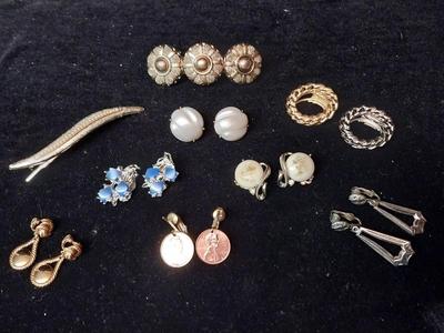 VINTAGE CLIP-ON EARRINGS, BROOCHES AND A BARETTE