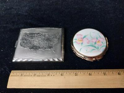 POWDER W/MIRROR COMPACT AND AN ENGRAVED CIGARETTE HOLDER