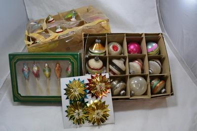 Lot of Vintage Christmas Ornaments & DÃ©cor