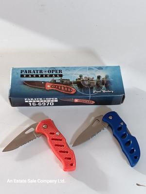 Paratrooper Tactical knife with two smaller Frost Cutlery pocketknives NIB
