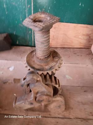 Antique Cast Iron No. 18 Ratcheting Car Screw Jack - Early 1900s Model T or Model A T Jack