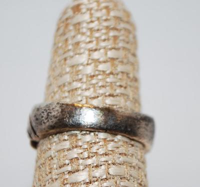 Silver-Tone Rough Cut-In Leaf Design Ring Size 6 1/2