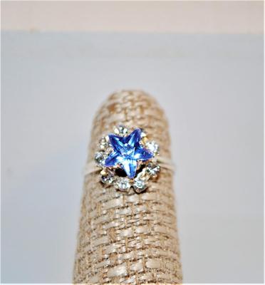 Star Shaped Acrylic Ring with Clear Surrounds on a Split Band Size 4