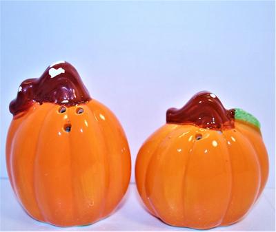 Flattened Pumpkins with Stems and Leaves 2 1/2"