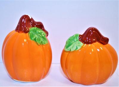 Flattened Pumpkins with Stems and Leaves 2 1/2"