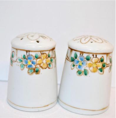Vintage 6 Pointed Design Set with Flowers on Top Ring 2 1/4"