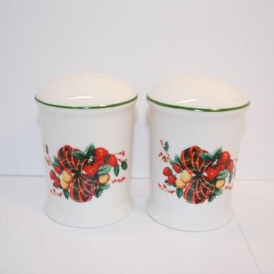 "William James" Ribbons and Fruit Bouquets with Top Green Ring 3 1/4"