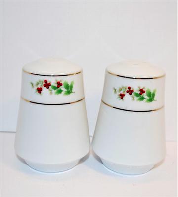 Free-Form Set with 2 Gold Rings and Holly Leaves + Berries 3"
