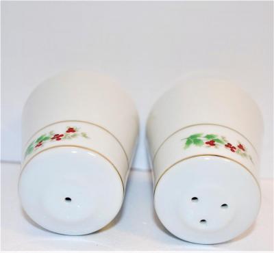 Free-Form Set with 2 Gold Rings and Holly Leaves + Berries 3"