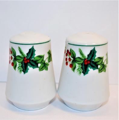 Barrel Shape White with 3 Sets of Holly Sprigs 3 1/2"