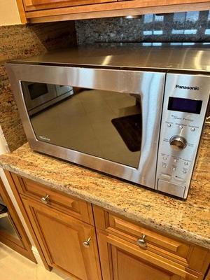 Lot 32 Panasonic microwave oven
