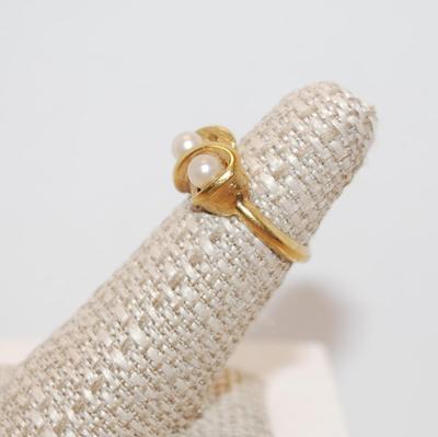 Triple Pearl Ring in an Intertwined Gold Tone Setting Size 5 1/2
