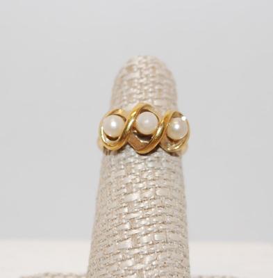 Triple Pearl Ring in an Intertwined Gold Tone Setting Size 5 1/2