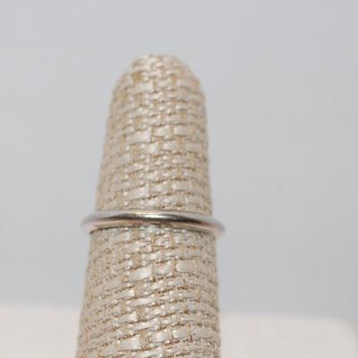 Double Pearl Ring - 1 Black & 1 White with Figure 8 Surrounds Size 7 1/4