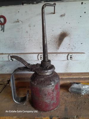 Lever pump action oil can