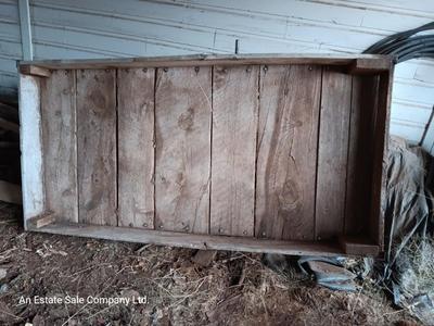 Wooden wagon bed with axle
