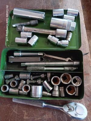 Ratchet set with Sockets in metal box