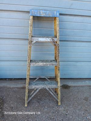 Fiberglass 4-foot stepladder