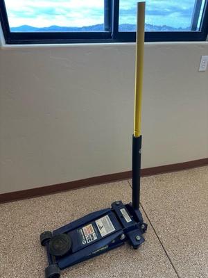 Lot 818 3 1/2 ton Napa floor jack