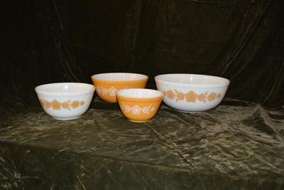 Set of 4 Vintage PYREX â€œButterfly Goldâ€ Nesting Mixing Bowls