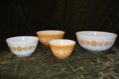 Set of 4 Vintage PYREX â€œButterfly Goldâ€ Nesting Mixing Bowls