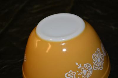 Set of 4 Vintage PYREX â€œButterfly Goldâ€ Nesting Mixing Bowls