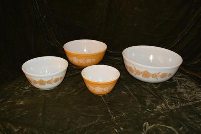 Set of 4 Vintage PYREX â€œButterfly Goldâ€ Nesting Mixing Bowls