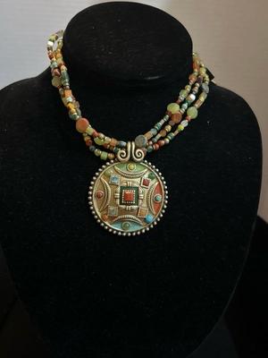 Lot 1002 jewelry / nevklaces