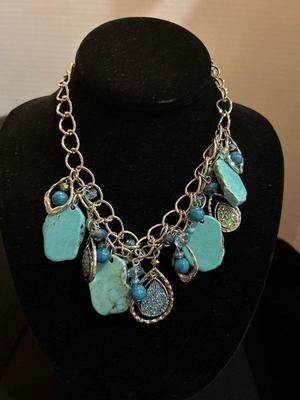 Lot 1002 jewelry / nevklaces