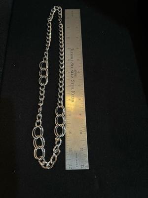 Lot 1005 necklaces / jewelry