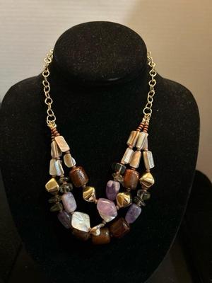 Lot 1005 necklaces / jewelry