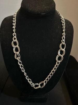 Lot 1005 necklaces / jewelry