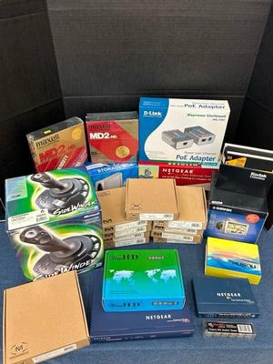 Lot 907 computer / electronic items