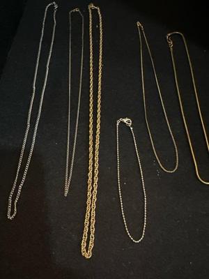 Lot 1035 variety of necklaces / chains
