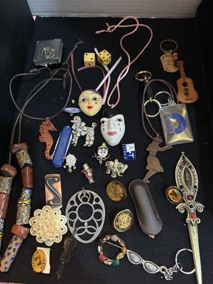 Lot 1051 variety of trinkets