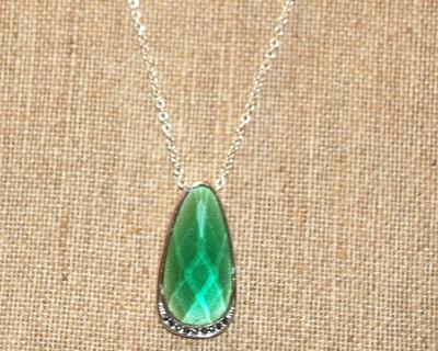 Green Synthetic Emerald-Style Stone 1 1/2" Necklace with 8 Stone Accents 20 " L